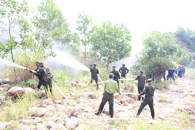 Lực lượng kiểm lâm phối hợp các đơn vị tổ chức thực tập phương án phòng, chống cháy rừng tại huyện Hòa Vang. Ảnh: TRẦN TRÚC