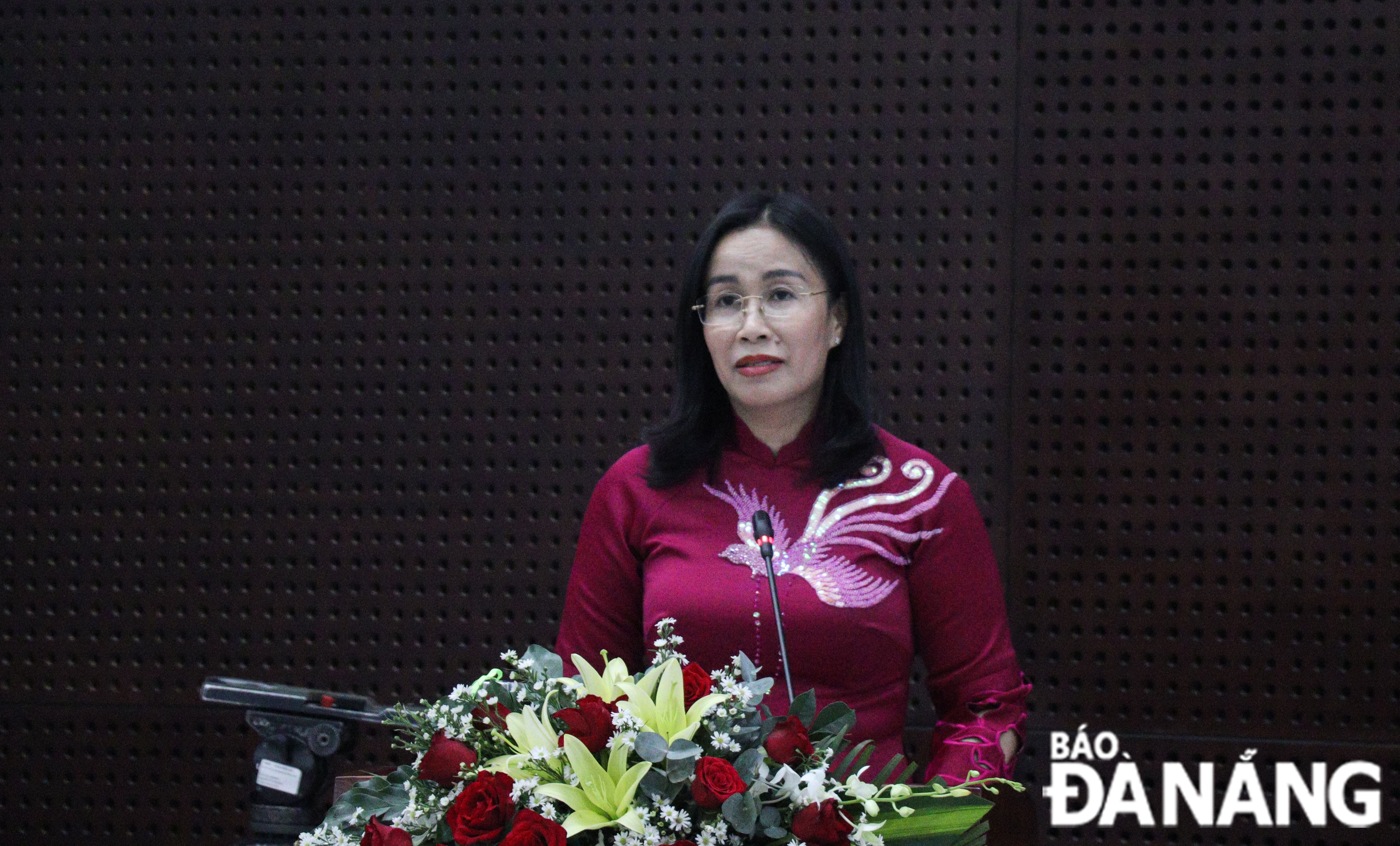 Vice Chairwoman of the City People's Committee Nguyen Thi Anh Thi spoke at the award ceremony. Photo: TRAN TRUC