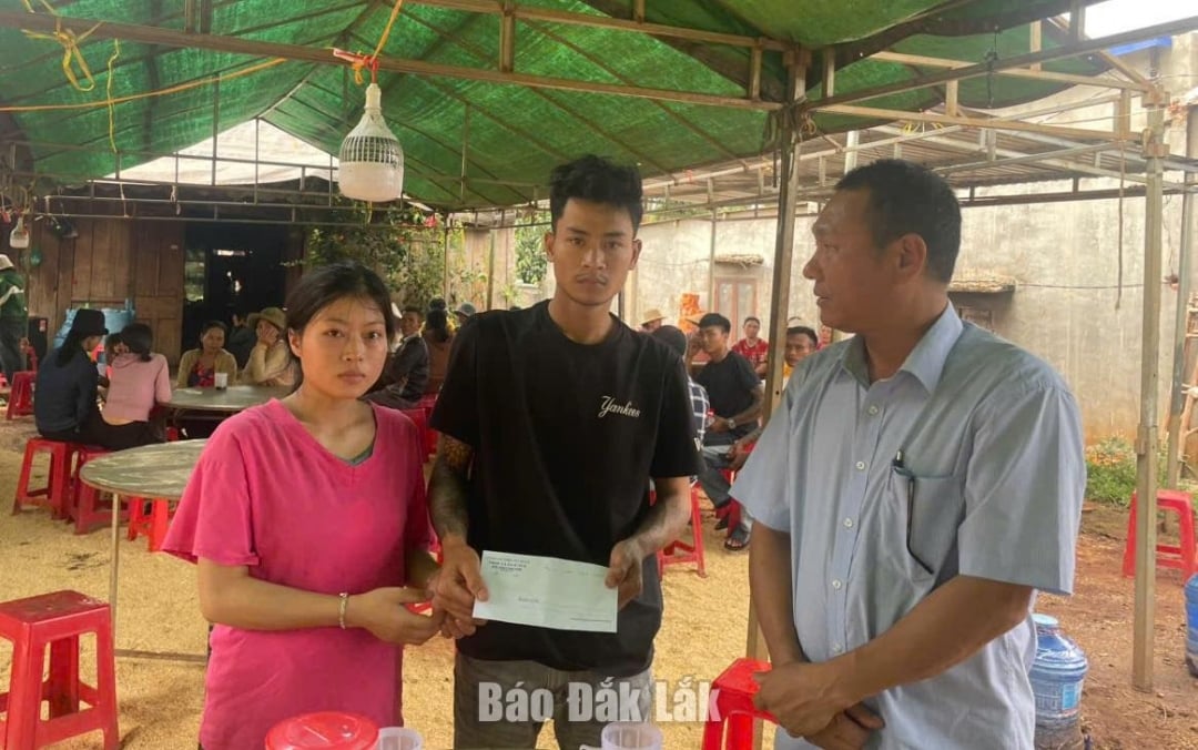 Lãnh đạo UBND xã Ea Ktur thăm hỏi, động viên, chia buồn cùng với gia đình nạn nhân.