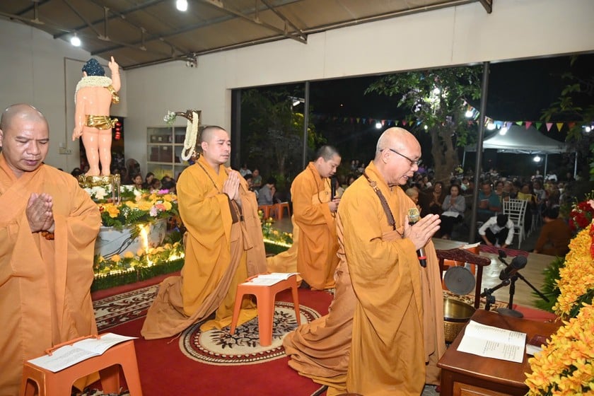 Chư tôn thực hiện nghi thức trong Đại lễ Phật đản.