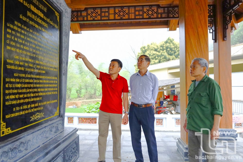 Cán bộ và nhân dân xã Quy Kỳ thăm khu di tích nơi in số đầu tiên của Báo Nhân Dân để ôn lại lịch sử, ý nghĩa của Ngày Báo chí cách mạng Việt Nam. Ảnh: T.L