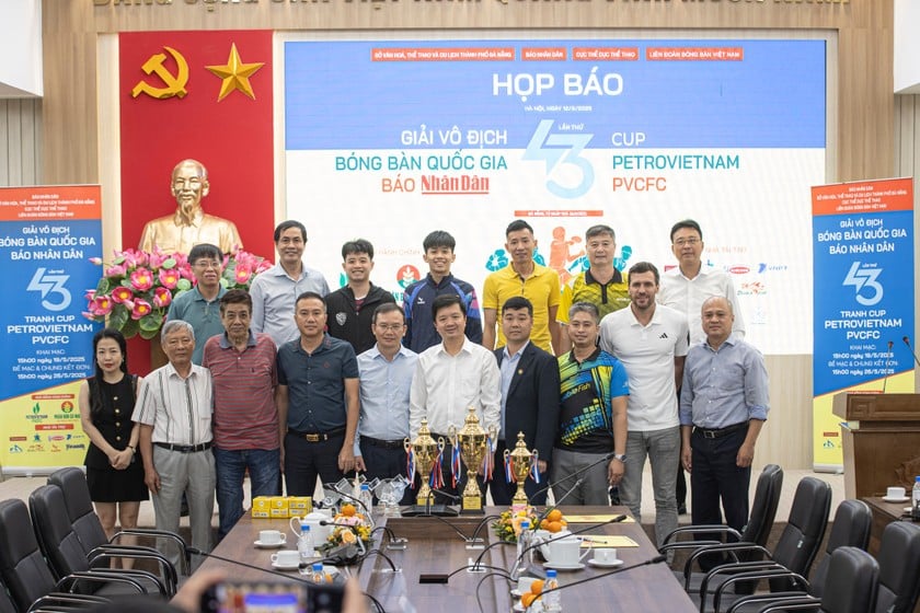 Ban tổ chức với đại diện các vận động viên tham gia giải (ảnh BTC)