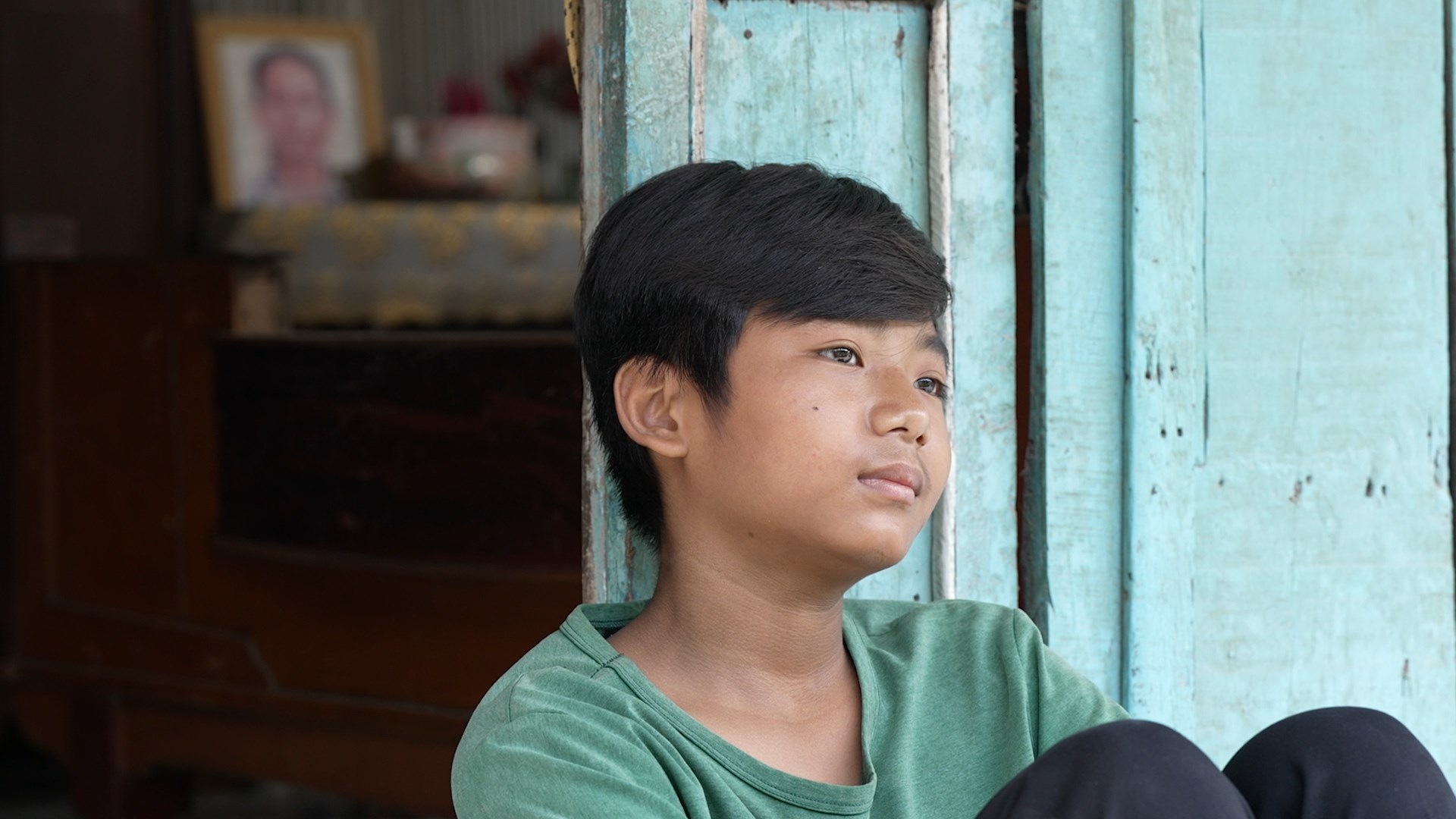 Tỏ ra rắn rỏi là vậy, nhưng sâu bên trong cậu bé 12 tuổi là vô vàn nỗi lo cho gia đình, cho sức khỏe của ông bà và cho tương lai của chính em