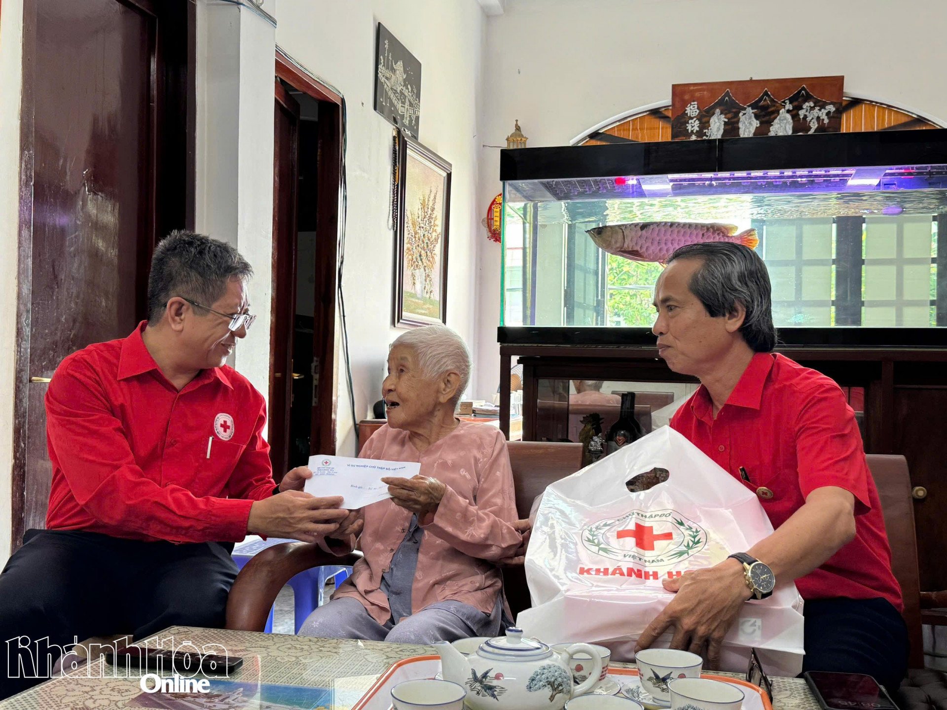 Lãnh đạo Hội Chữ thập đỏ tỉnh tặng quà và gửi lời tri ân tới Bà mẹ Việt Nam Anh hùng Lê Thị Liên