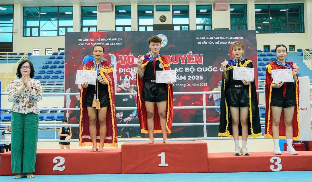Ban tổ chức trao HCB cho VĐV Trần Thị Ngọc Hoài (số 2) của Phú Yên. Ảnh: NGÔ NHẬT