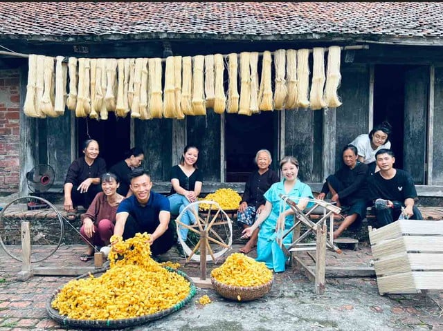 Cú bắt tay giữa thời trang và làng nghề- Ảnh 2.