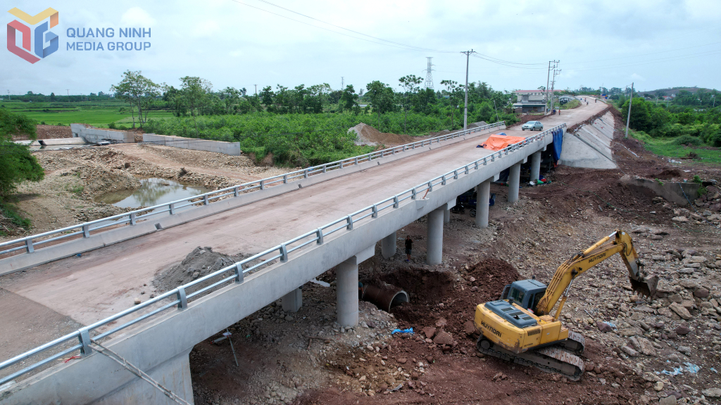 Dự án Cầu tràn thôn Tây, xã Dực Yên, huyện Đầm Hà đang chuẩn bị thảm nhựa bàn giao đưa vào sử dụng