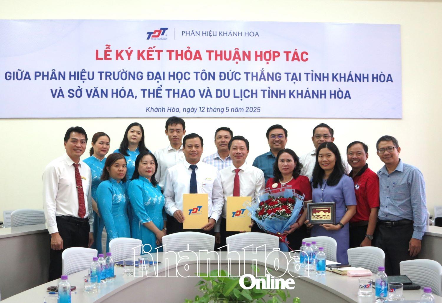 Đại diện hai bên ký kết hợp tác.