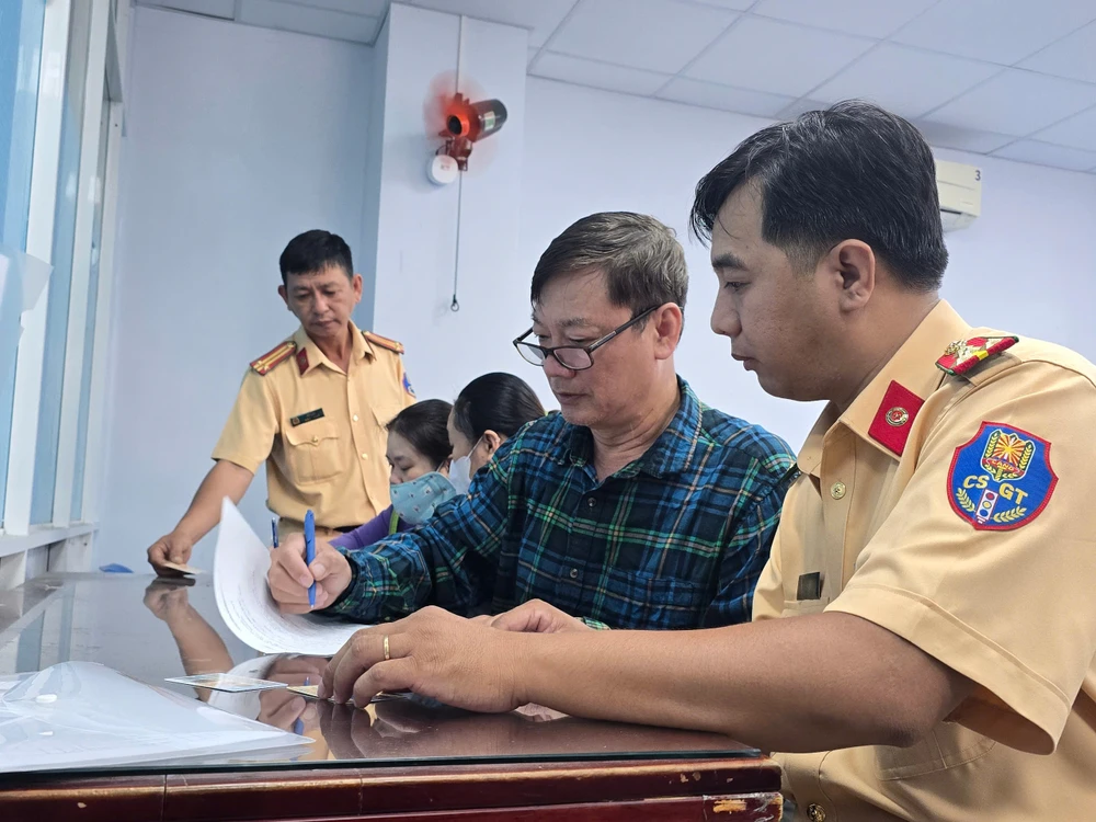 CSGT TPHCM hướng dẫn cho người dân làm thủ tục 