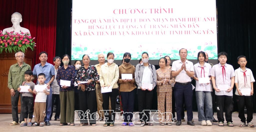 Trao quà cho các gia đình, học sinh có hoàn cảnh đặc biệt khó khăn 