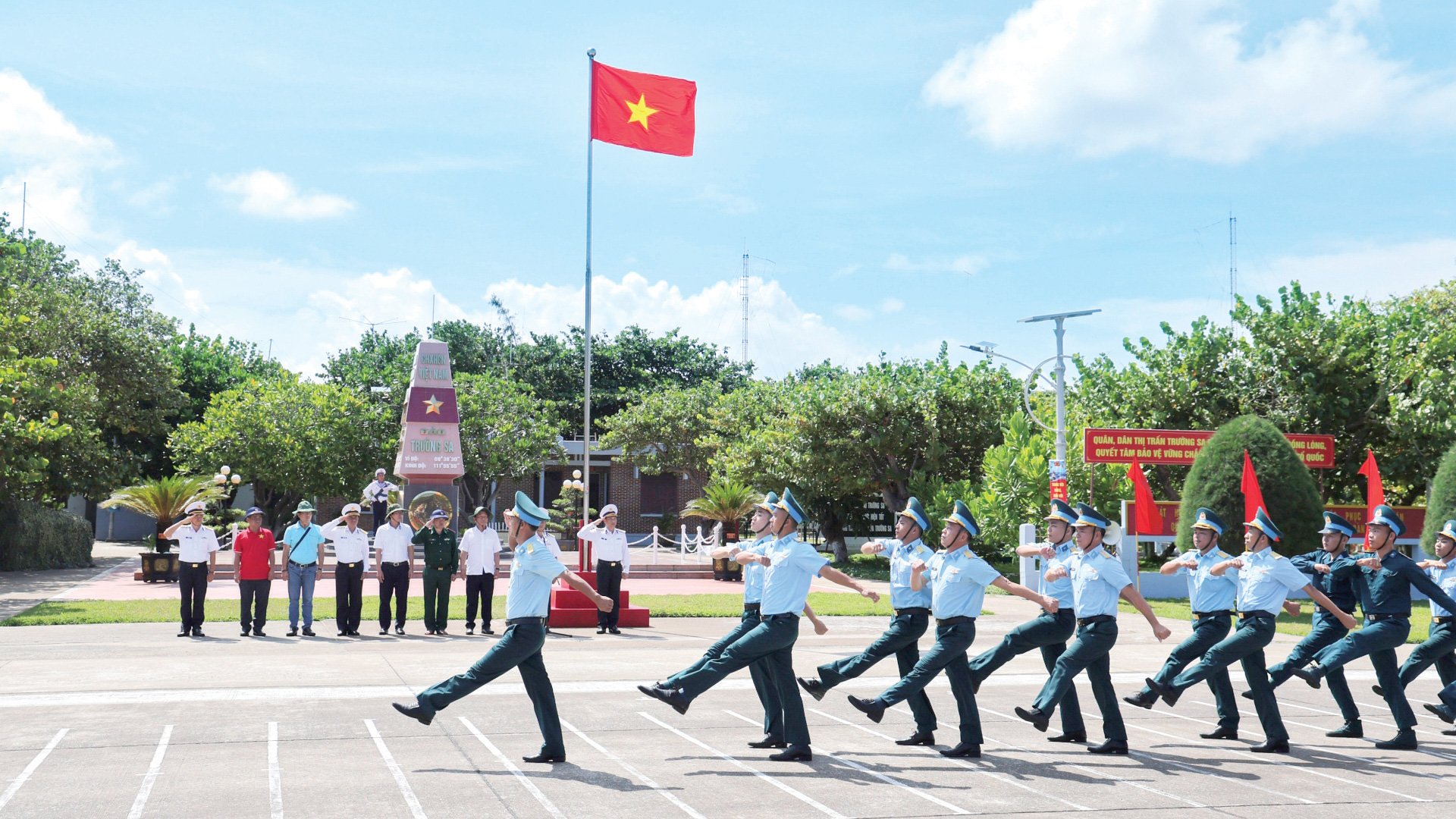 Lễ duyệt binh đón đoàn công tác của lãnh đạo tỉnh Lâm Đồng thăm đảo Trường Sa vào tháng 5/2025