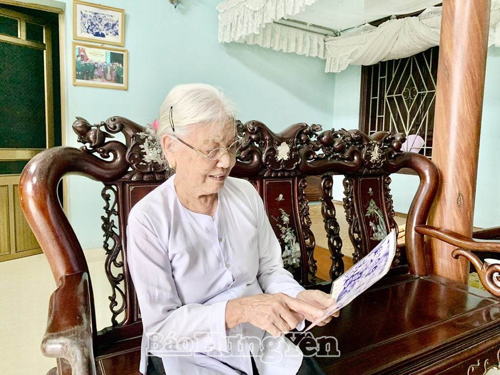 Bà Trương Thị Tám, xã Đông Kết (Khoái Châu) xem lại bức ảnh chụp với Bác Hồ