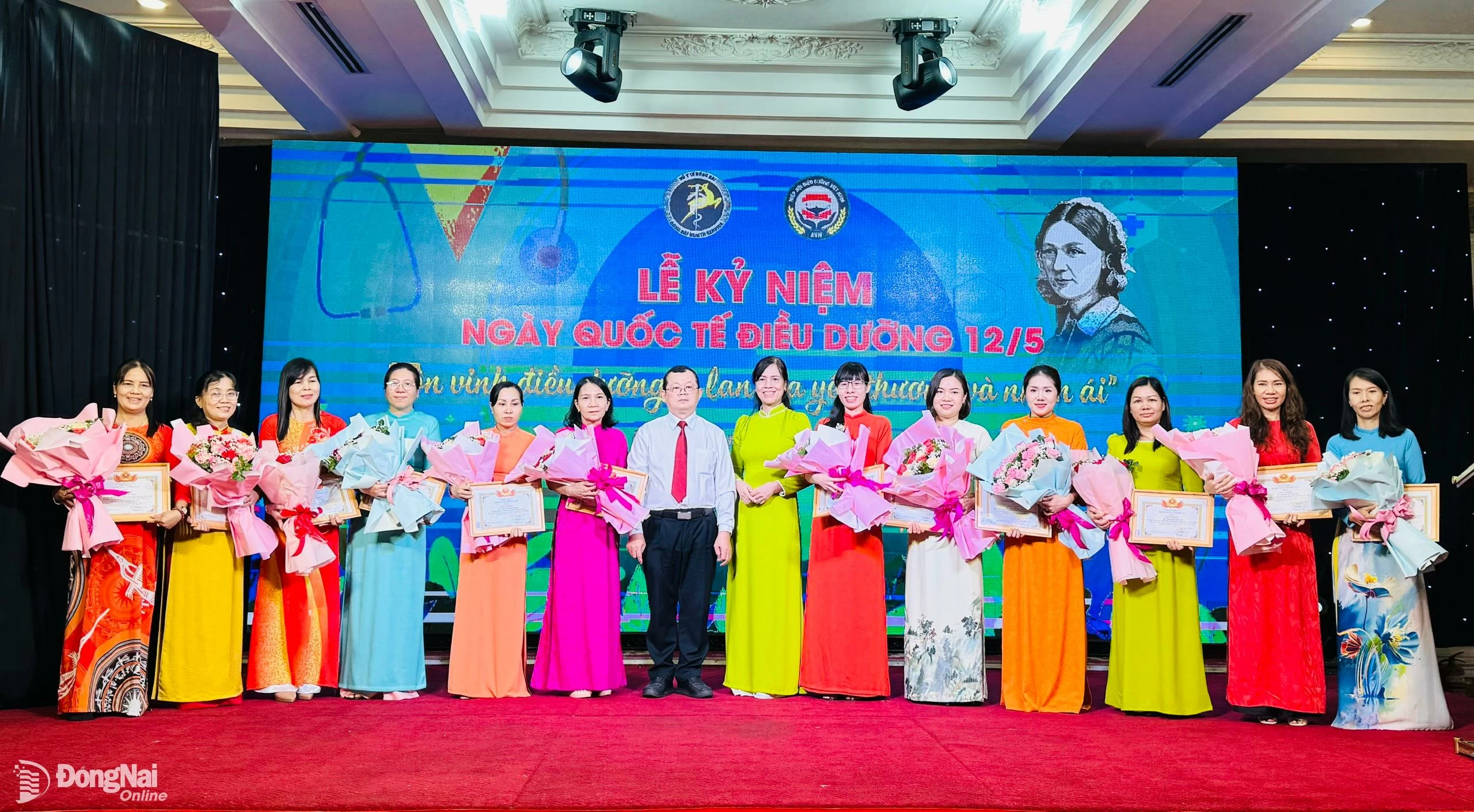Tôn vinh các cá nhân có thành tích xuất sắc trong xây dựng và phát triển Hội Điều dưỡng. Ảnh: Hạnh Dung