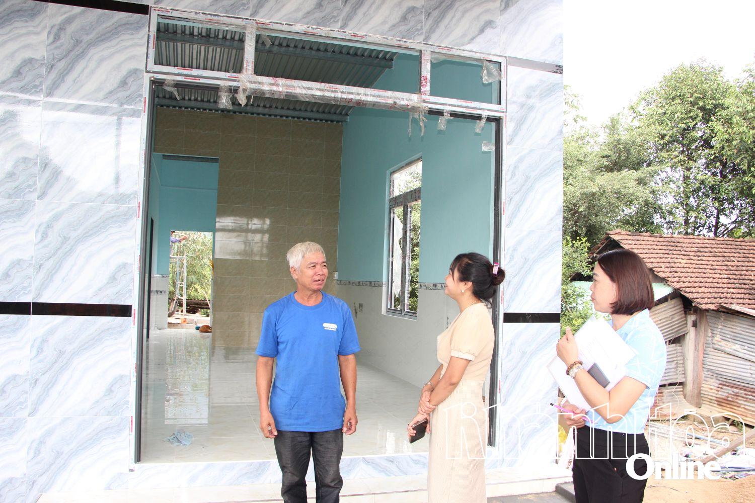 Kiểm tra việc hỗ trợ xây nhà ở cho hộ nghèo tại huyện Khánh Vĩnh.
