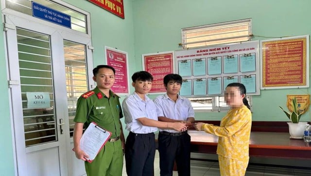 Biểu dương 2 học sinh vùng biển đảo Kiên Giang trả lại tiền, vàng cho người mất - Ảnh 1.