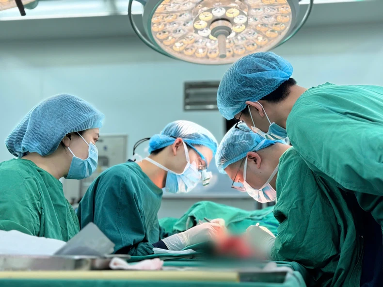 Nối vi phẫu cứu ngón tay cho công nhân bị tai nạn lao động ảnh 1