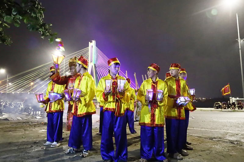 ... và múa bông tại lễ hội.