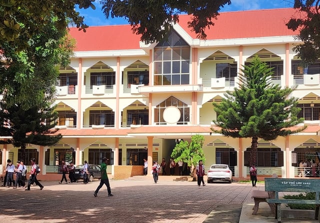 Vụ nhiều học sinh 12 "tự nguyện" xin nghỉ học: Sở GD-ĐT tỉnh Đắk Lắk báo cáo Thường trực Tỉnh ủy- Ảnh 2.