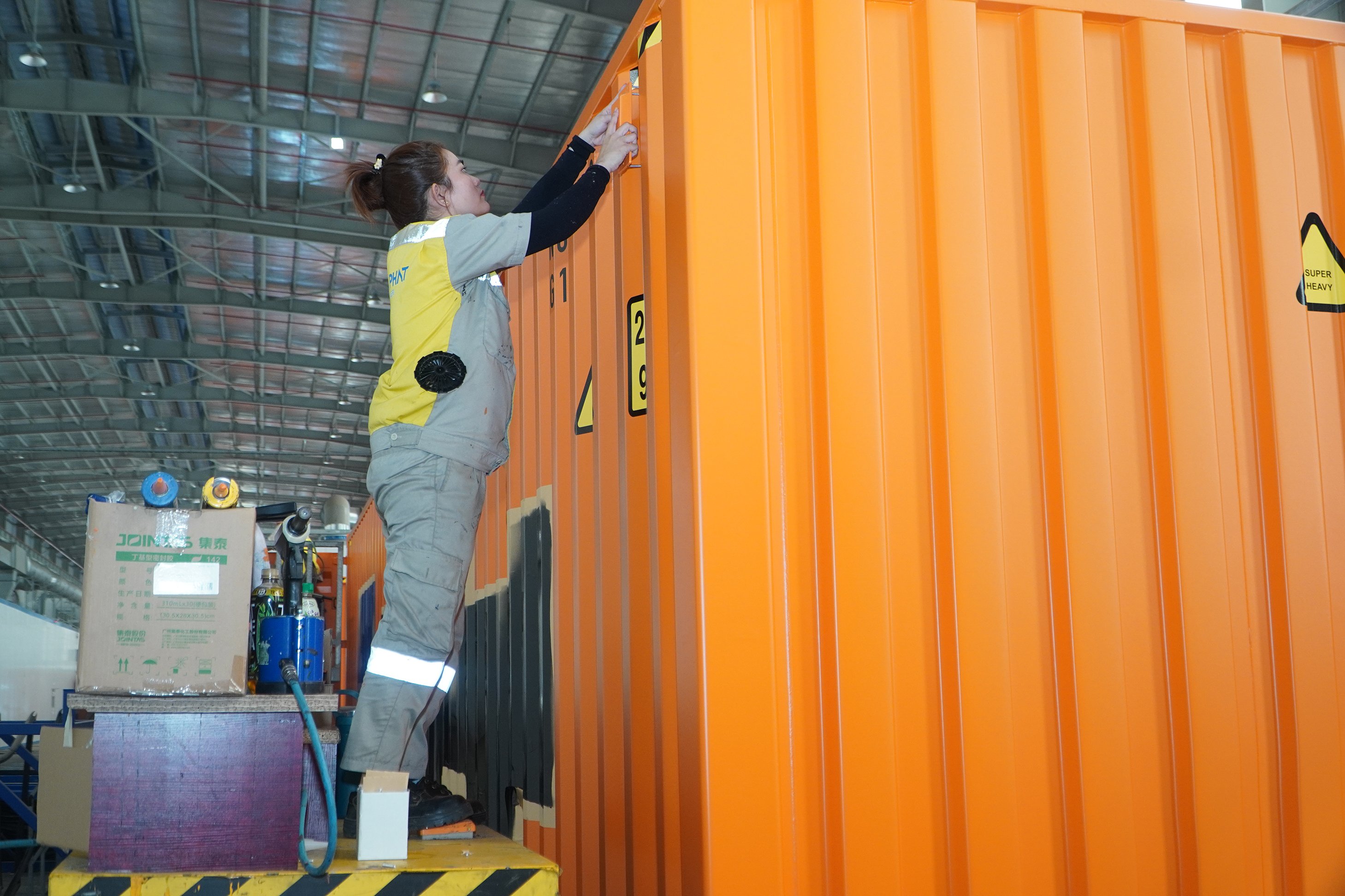 Sản xuất tại nhà máy container  Hòa Phát, một trong những dự án mới đi vào hoạt động đầu năm 2025.