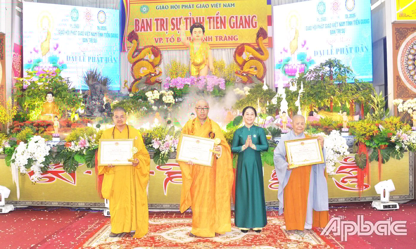 Đồng chí Nguyễn Thị Kiều Loan, Phó Giám đốc Sở Nội vụ trao Bằng khen của Chủ tịch UBND tỉnh cho các cá nhân có thành tích xuất sắc