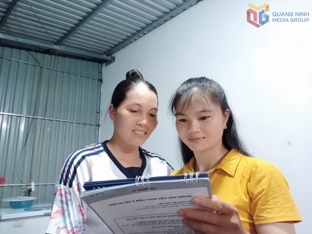 Chị La Thị Thương tuyên truyền về cách chăm sóc và cải thiện dinh dưỡng cho bà mẹ trẻ em trên địa bàn.