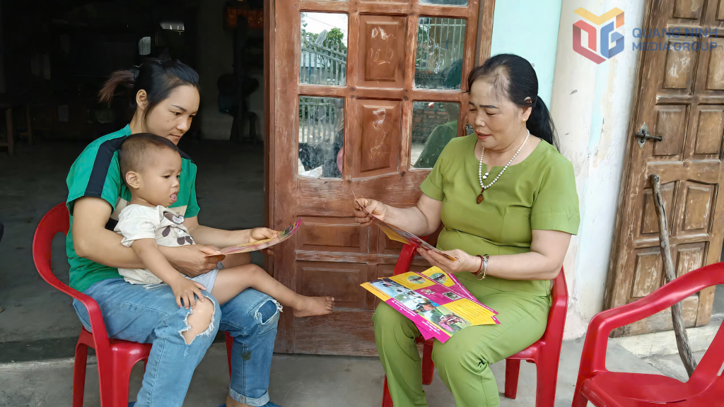 Chị Phạm Thị Tám tuyên truyền về cải thiện dinh dưỡng cho bà mẹ, trẻ em.