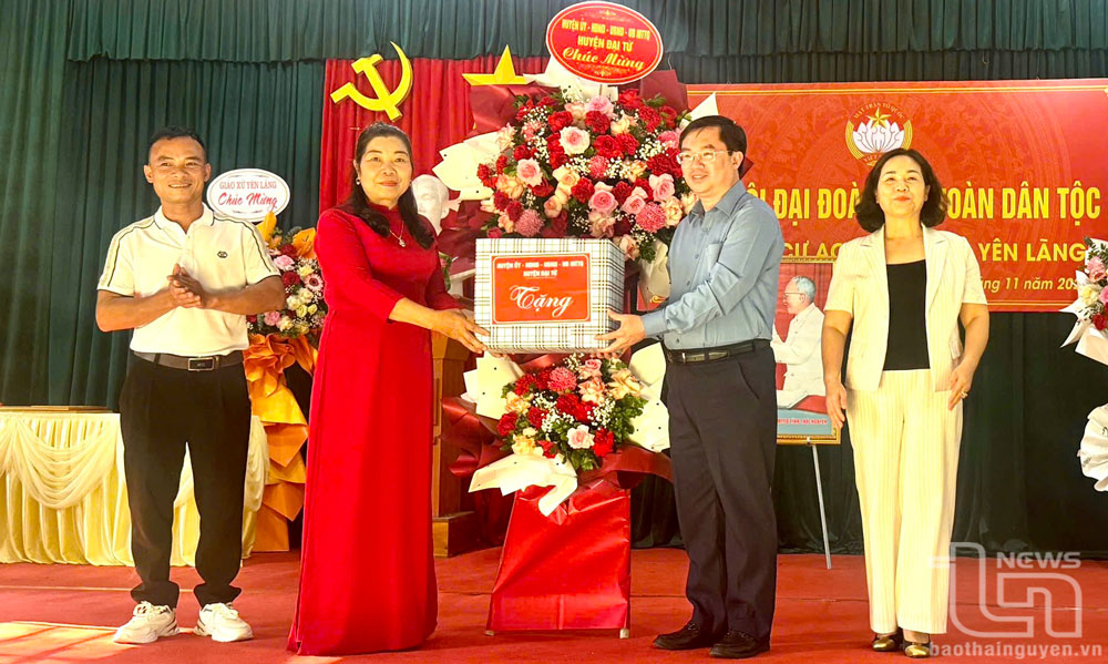 Lãnh đạo huyện Đại Từ tặng quà chúc mừng những thành tích cán bộ, nhân dân xóm Ao Trũng đã đạt được trong phong trào “Toàn dân đoàn kết xây dựng đời sống văn hóa”.