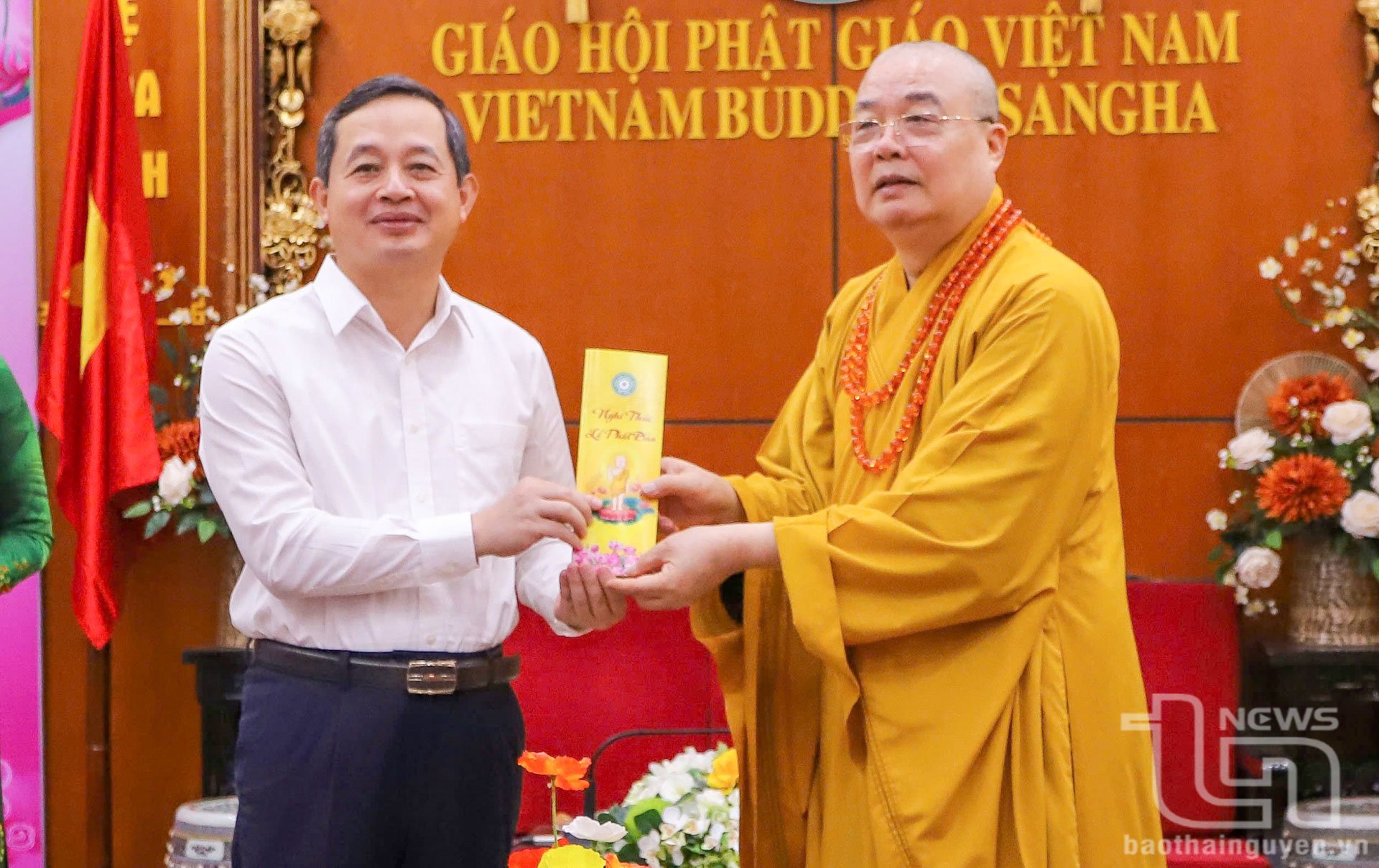 Hòa thượng Thích Thanh Nhiễu tặng quà lưu niệm đồng chí Phạm Hoàng Sơn.