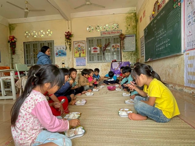 Cần tạo điều kiện để nhiều trẻ được hưởng bữa ăn bán trú - Ảnh 1.