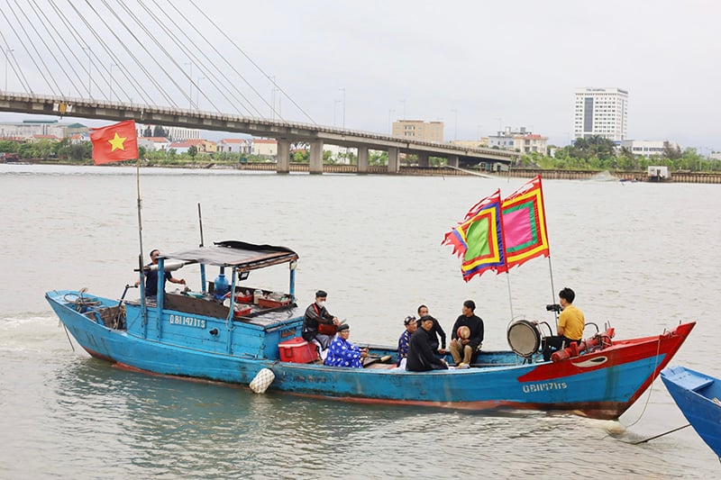 Nghi lễ bạt thuỷ của lễ hội cầu ngư.