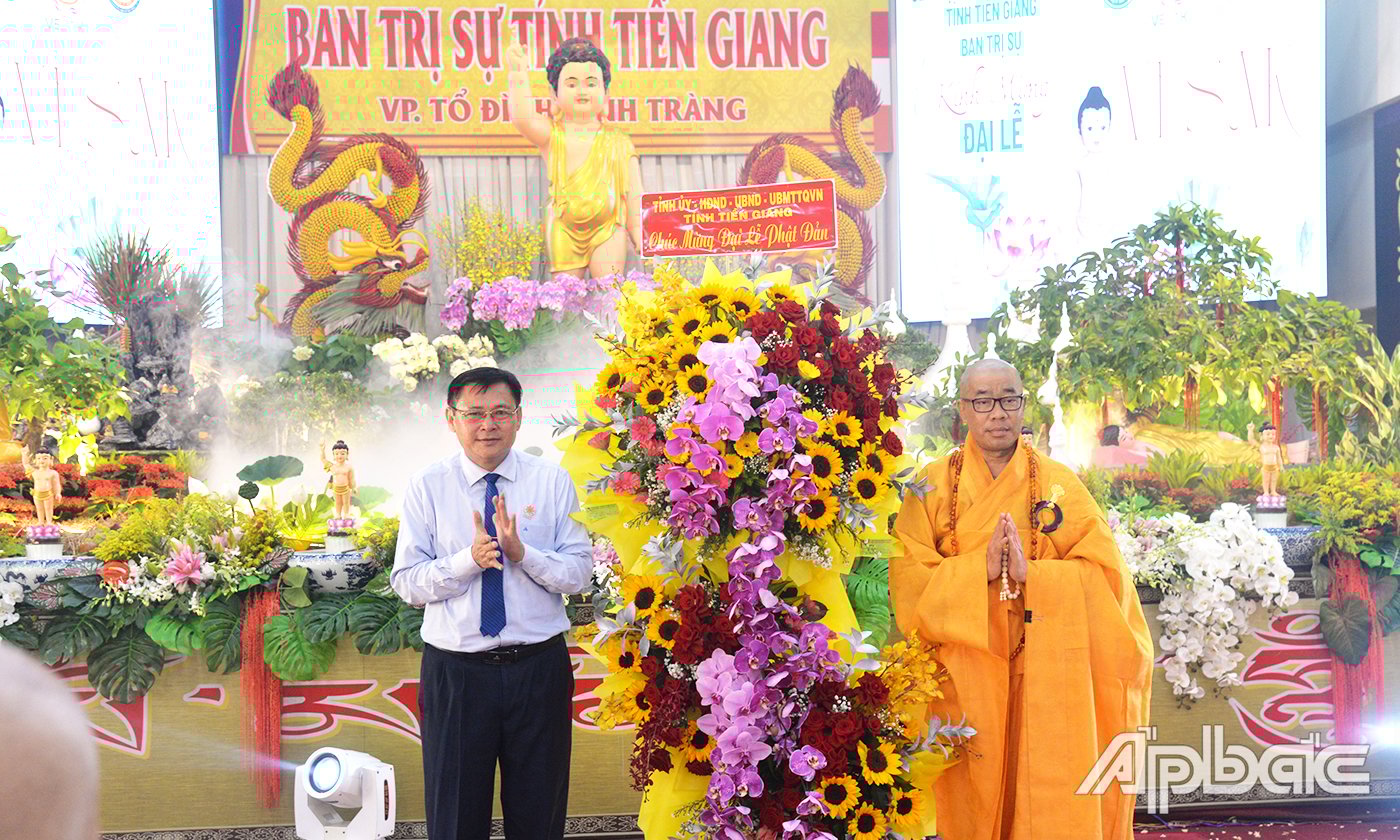 Đồng chí Đỗ Tấn Hùng, Ủy viên Ban Thường vụ, Trưởng Ban tuyên giáo và Dân vận Tỉnh ủy trao hoa chức mừng Phật đản Phật lịch 2569 đến Thượng tọa Thích Quảng Lộc, Trưởng Ban Trị sự Giáo hội Phật giáo Việt Nam tỉnh Tiền Giang