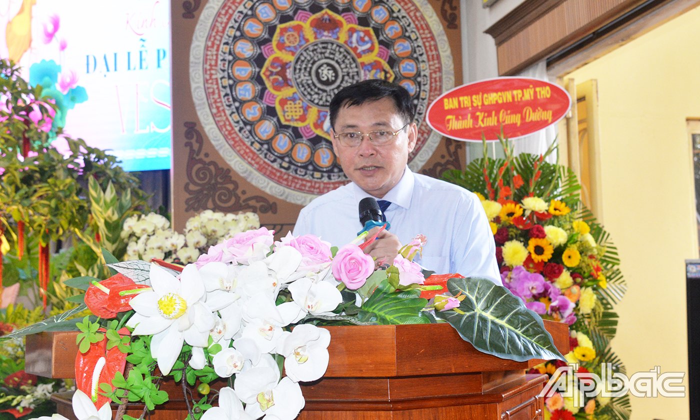 Đồng chí Đỗ Tấn Hùng, Ủy viên Ban Thường vụ, Trưởng Ban tuyên giáo và Dân vận Tỉnh ủy phát biểu chúc mừng tại Đại lễ