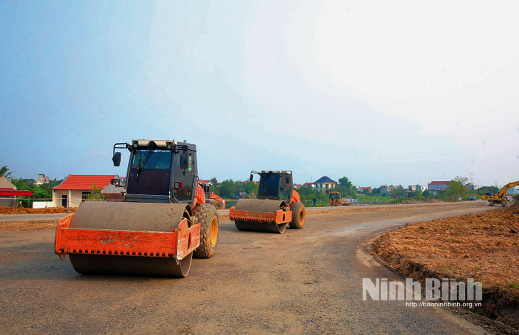 Thi công tuyến đường Bái Đính - Ba Sao, đoạn qua địa phận tỉnh Ninh Bình (giai đoạn II). Ảnh: Anh Tuấn
