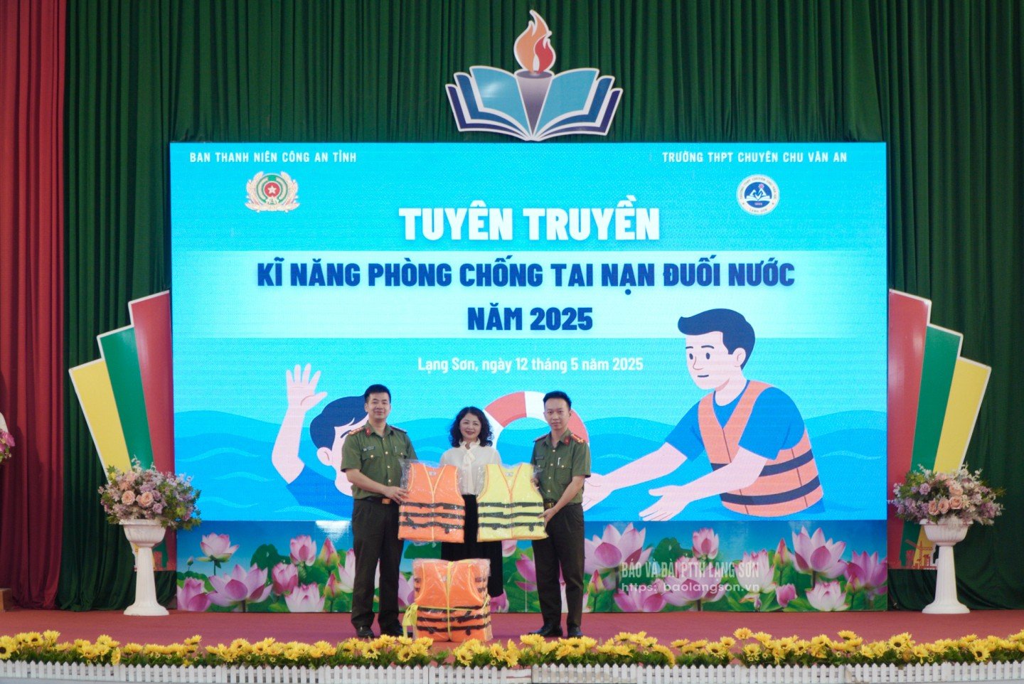Đại diện Ban Thanh niên Công an tỉnh trao tặng áo phao cho lãnh đạo Trường THPT chuyên Chu Văn An, thành phố Lạng Sơn