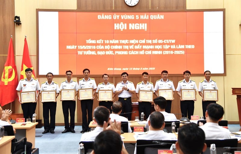 Chuẩn Đô đốc Trịnh Xuân Tùng trao thưởng cho các tập thể. (Ảnh: Văn Định)