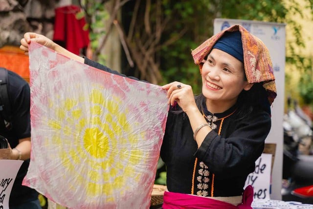 Cú bắt tay giữa thời trang và làng nghề- Ảnh 1.