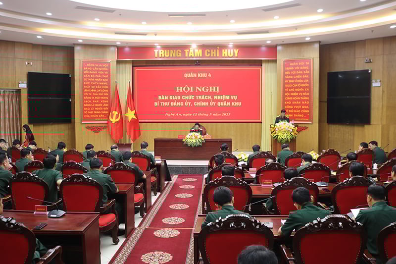 Quân khu 4: Bàn giao chức trách, nhiệm vụ Bí thư Đảng ủy, Chính ủy Quân khu