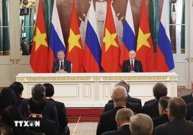 Chiều 10/5/2025, giờ địa phương (tối cùng ngày, giờ Hà Nội), tại Điện Kremlin ở thủ đô Moskva, sau hội đàm, Tổng Bí thư Tô Lâm và Tổng thống Liên bang Nga Vladimir Putin phát biểu với báo chí. (Ảnh: Thống Nhất/TTXVN)