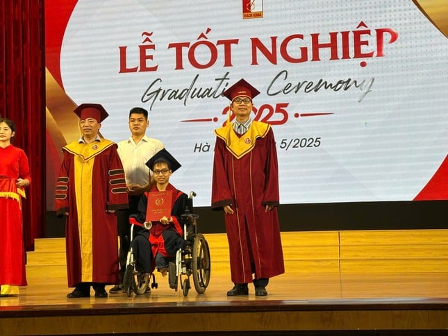 Thêm một lần cõng bạn: Khoảnh khắc xúc động tại lễ tốt nghiệp ĐH Bách khoa ảnh 1