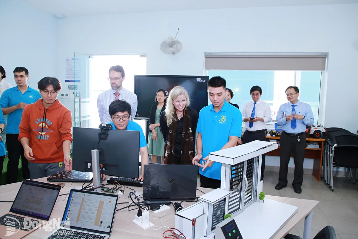Đoàn doanh nghiệp Hoa Kỳ tìm hiểu năng lực đào tạo ngành công nghệ thông tin, vi mạch bán dẫn tại Trường đại học Lạc Hồng. Ảnh:C.Nghĩa