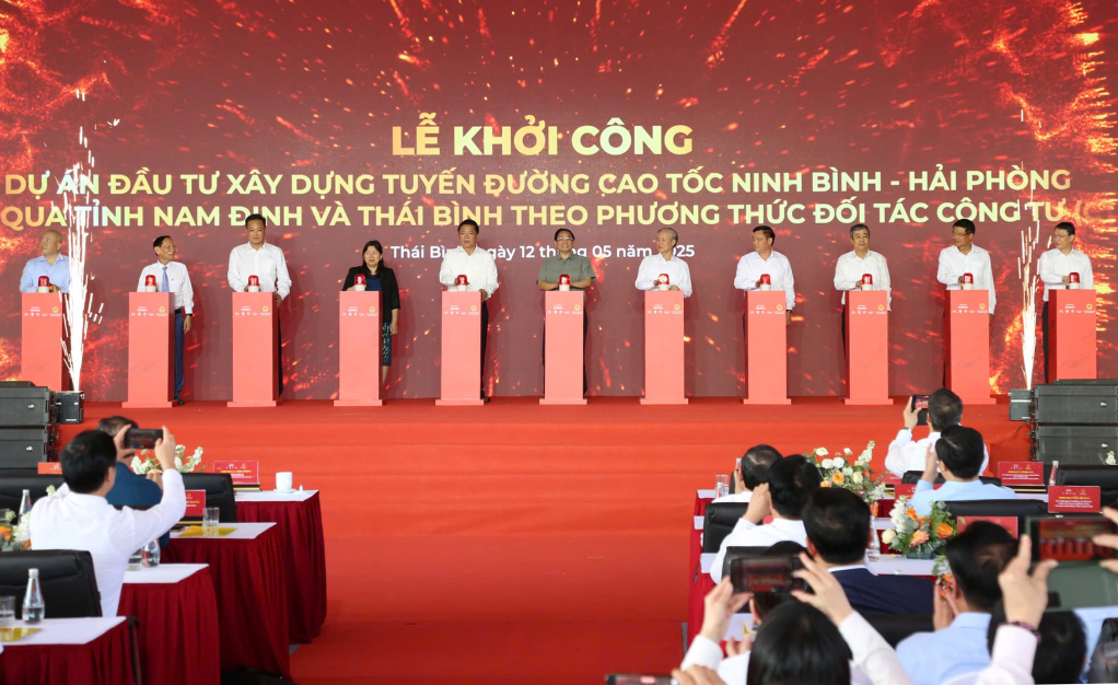 Thủ tướng Chính phủ Phạm Minh Chính và lãnh đạo các bộ, ngành Trung ương; lãnh đạo các tỉnh Thái Bình, Hưng Yên, Nam Định thực hiện nghi lễ khởi công dự án.