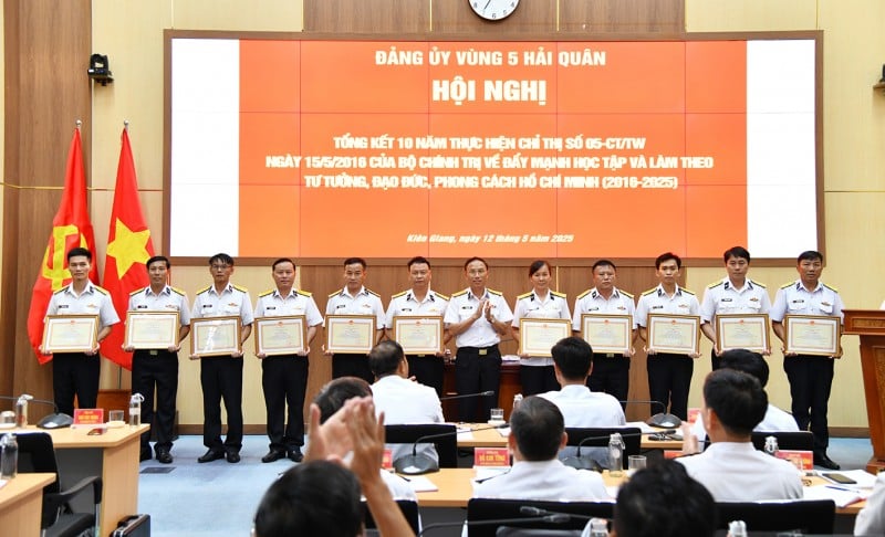 Đại tá Ngô Văn Thành trao thưởng cho các cá nhân