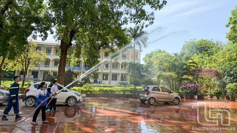 Học sinh trải nghiệm sử dụng lăng vòi phun nước chữa cháy.