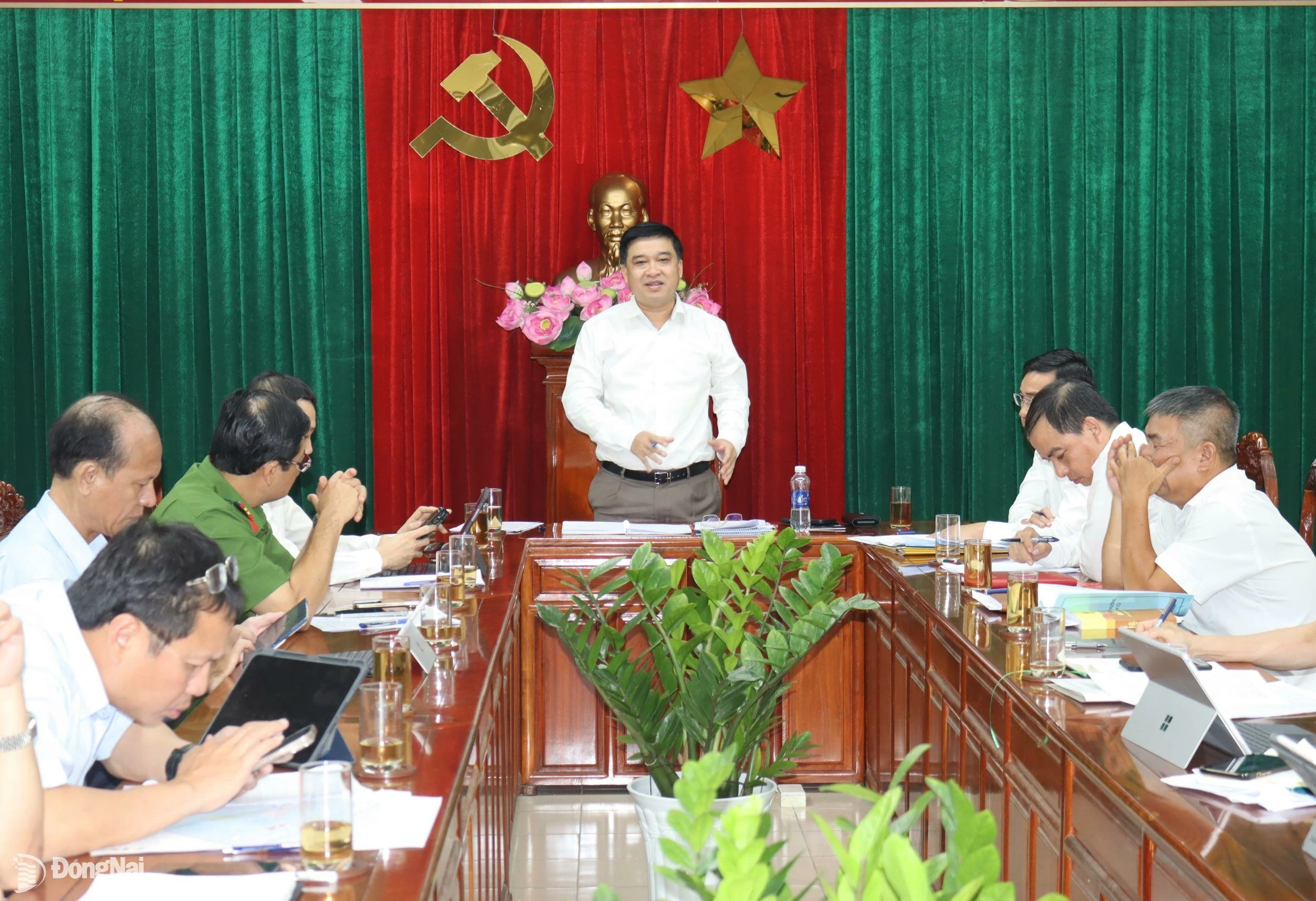 Phó chủ tịch UBND tỉnh Hồ Văn Hà phát biểu tại buổi làm việc. Ảnh: Hoàng Lộc
