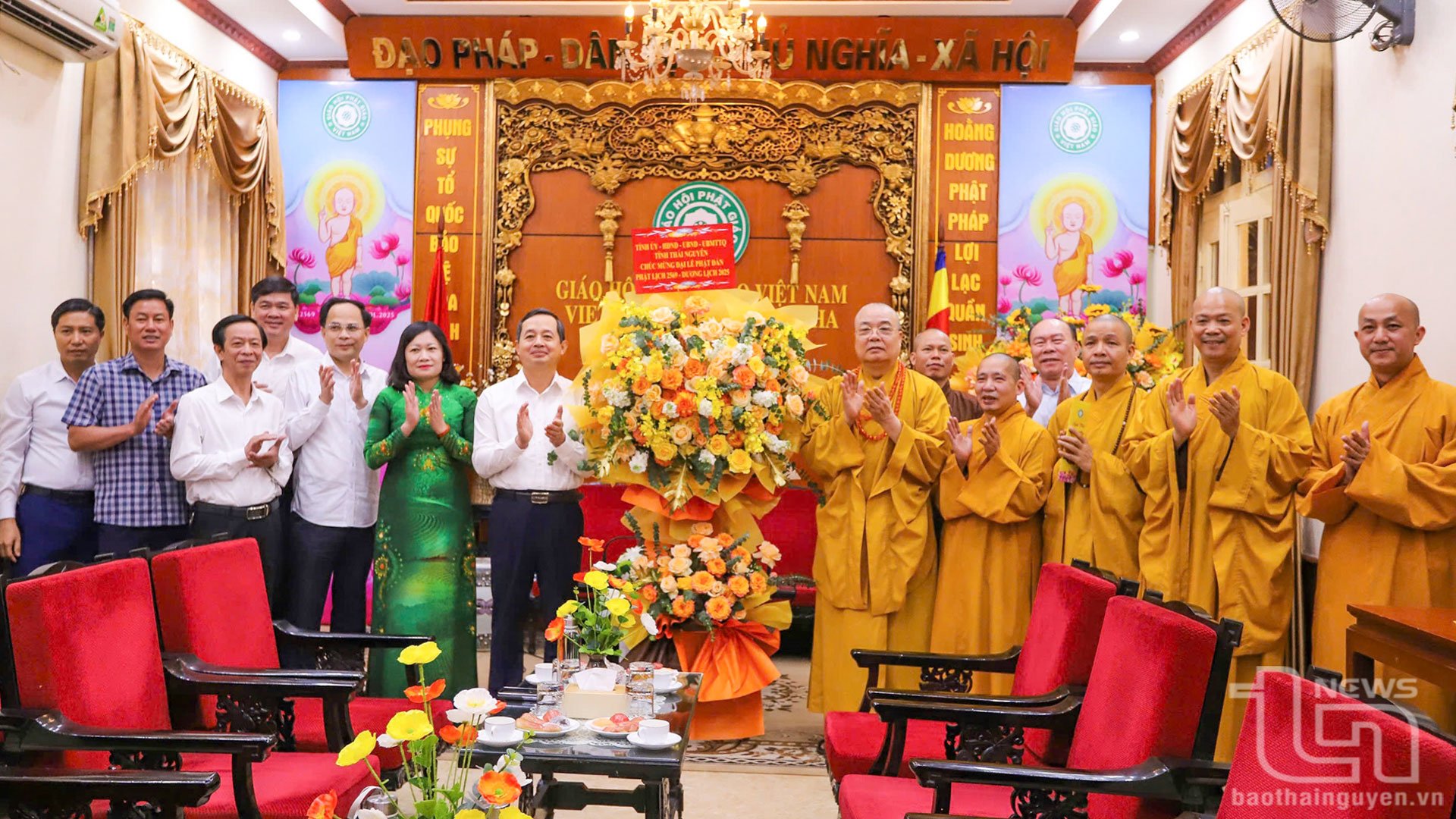 Đoàn công tác của tỉnh Thái Nguyên tặng hoa chúc mừng Hội đồng Trị sự Trung ương Giáo hội Phật giáo Việt Nam tại chùa Quán Sứ (Hà Nội).