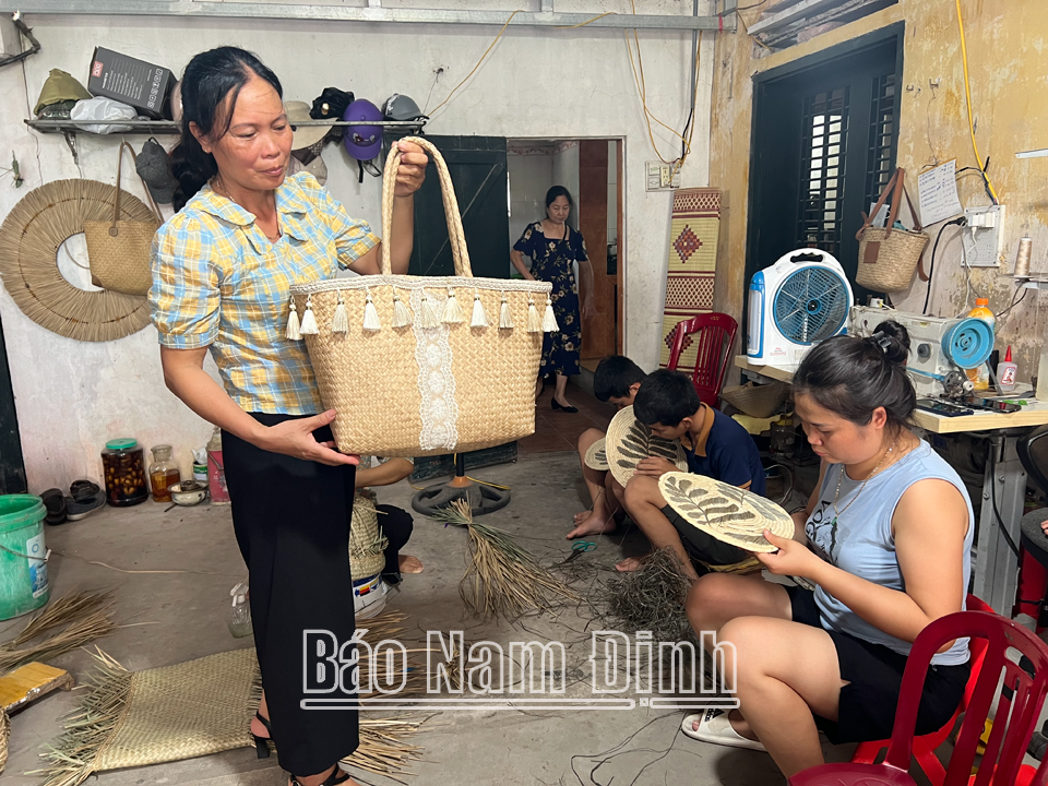 Cơ sở đan ró cói của chị Hoàng Thị Oanh, xóm 3, xã Trà Lũ tạo việc làm cho nhiều lao động địa phương.