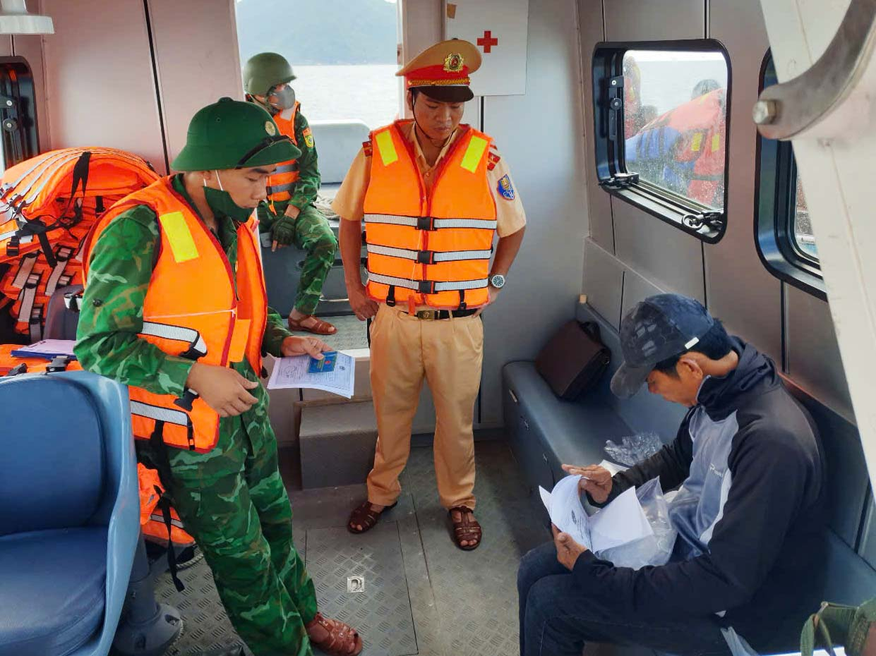 Lực lượng chức năng phát hiện, lập biên bản 1 trường hợp vi phạm trật tự, ATGT đường thủy. ảnh: NGÔ XUÂN