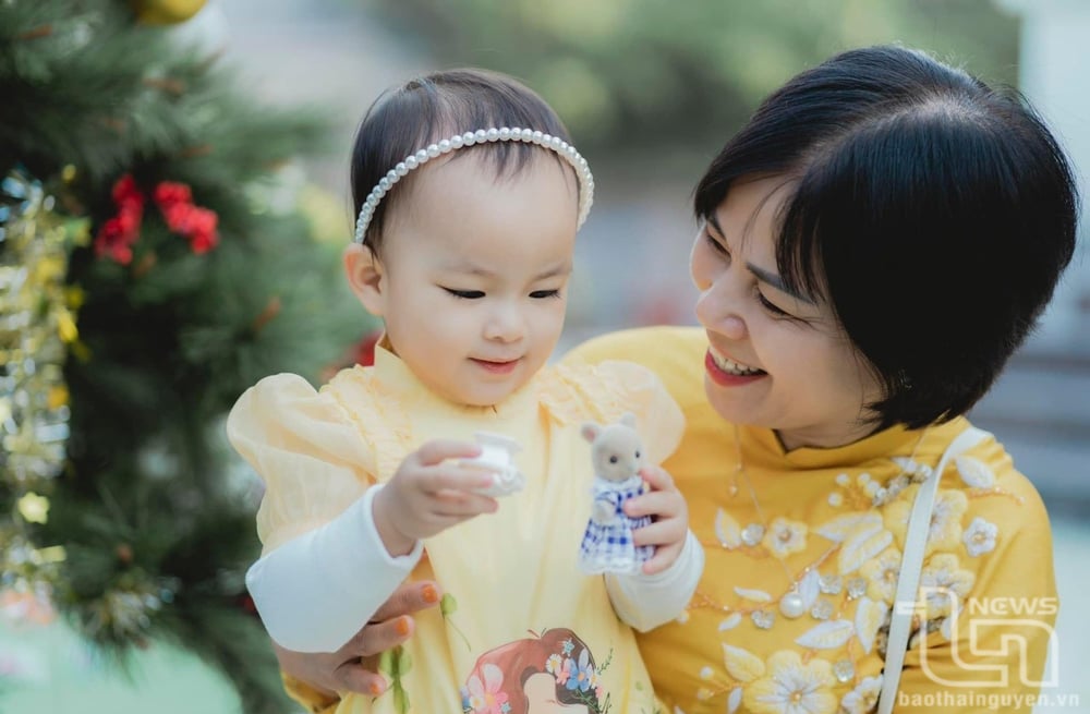 Dù công việc bận rộn, song hằng ngày chị Đặng Thị Giang (ở phường Phố Cò, TP. Sông Công) luôn cố gắng dành thời gian cho con.