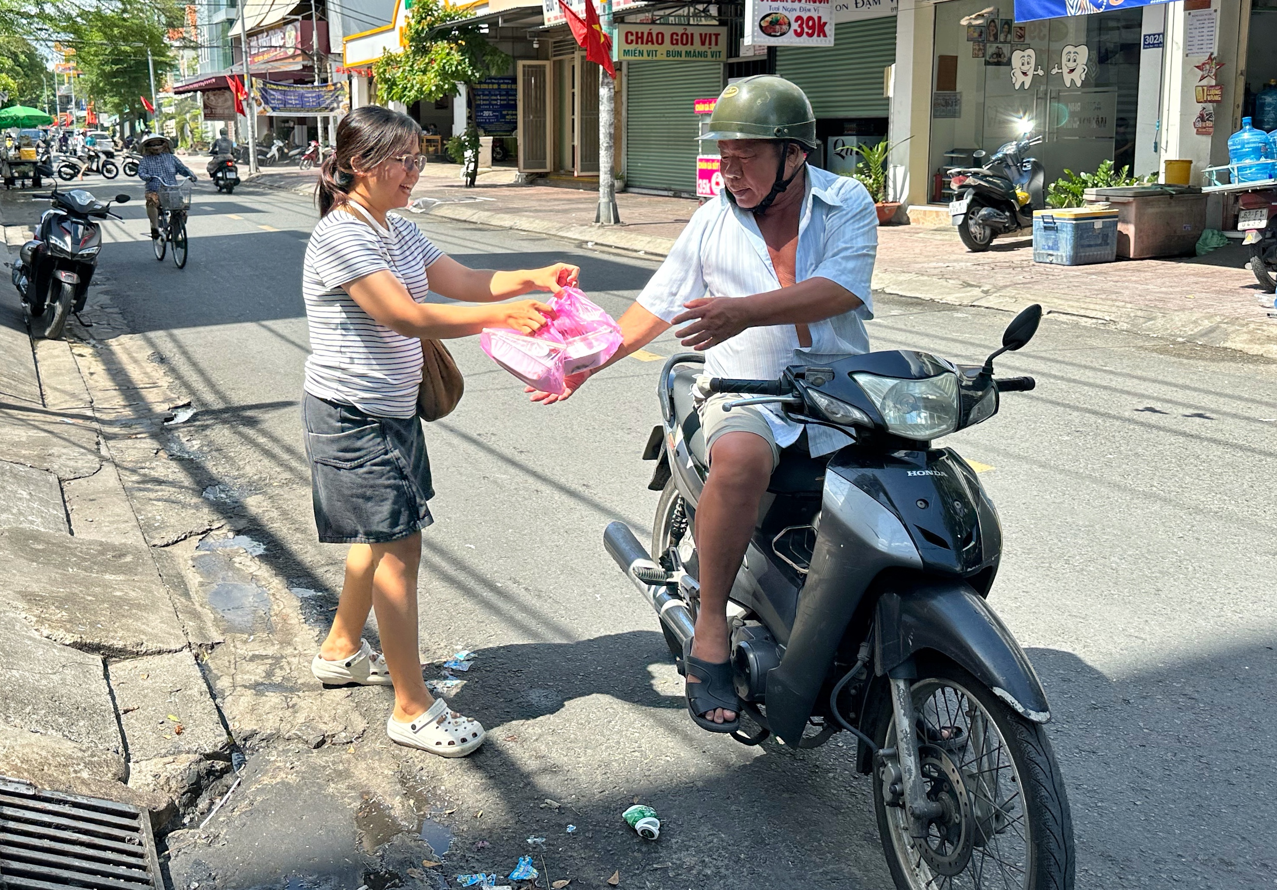 Nhận cơm chay miễn phí ở TP . HCM dịp lễ Phật đản cho mọi người - Ảnh 10.