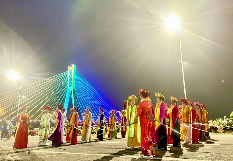 Trình diễn chèo cạn.